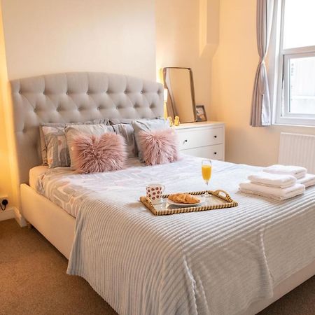 4 Bedroom Flat With High Speed Wi-Fi In North Acton, Ealing, West لندن المظهر الخارجي الصورة