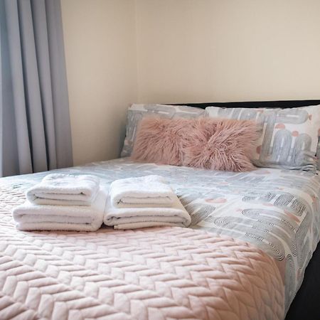 4 Bedroom Flat With High Speed Wi-Fi In North Acton, Ealing, West لندن المظهر الخارجي الصورة