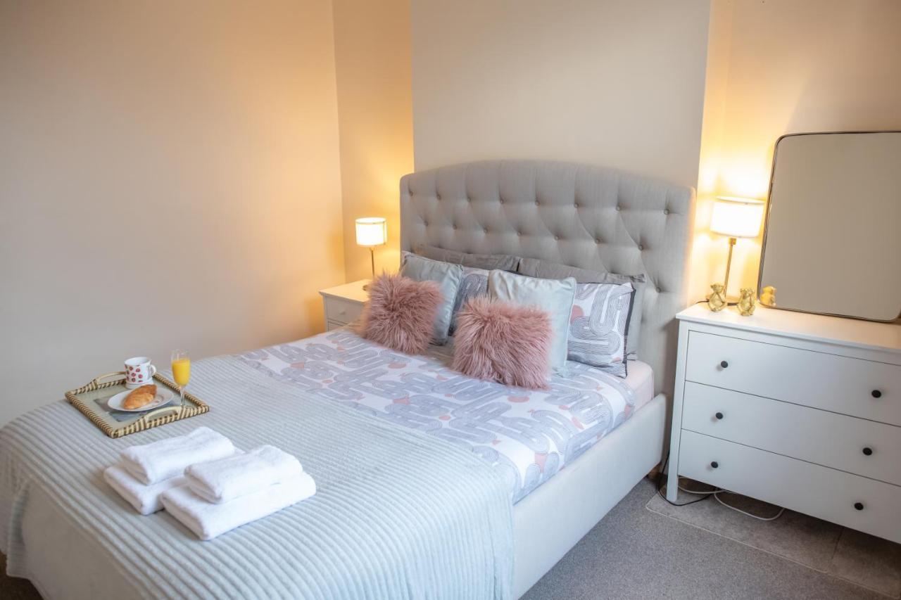 4 Bedroom Flat With High Speed Wi-Fi In North Acton, Ealing, West لندن المظهر الخارجي الصورة