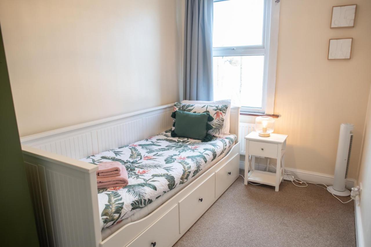 4 Bedroom Flat With High Speed Wi-Fi In North Acton, Ealing, West لندن المظهر الخارجي الصورة