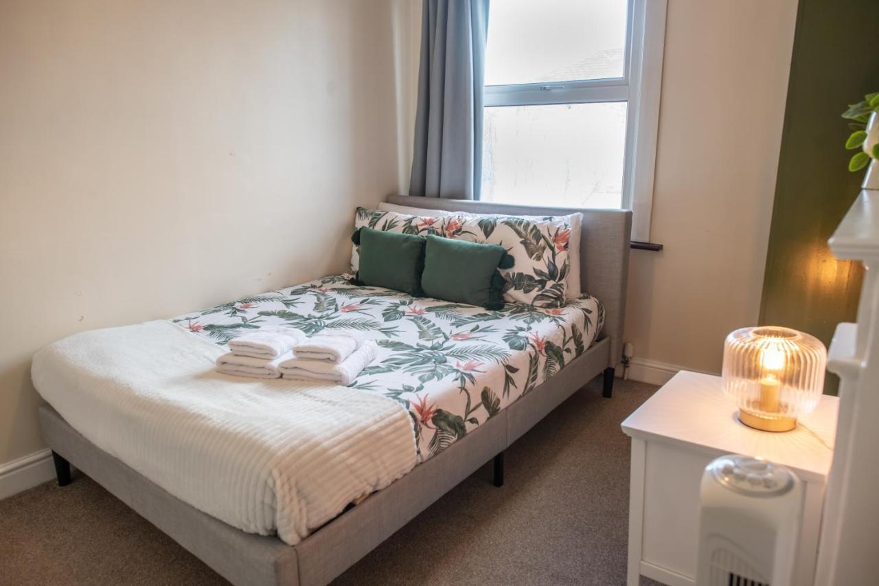 4 Bedroom Flat With High Speed Wi-Fi In North Acton, Ealing, West لندن المظهر الخارجي الصورة
