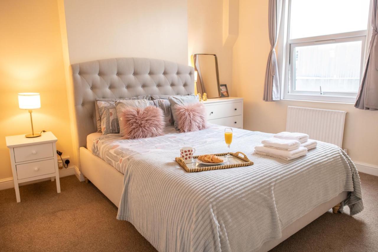 4 Bedroom Flat With High Speed Wi-Fi In North Acton, Ealing, West لندن المظهر الخارجي الصورة