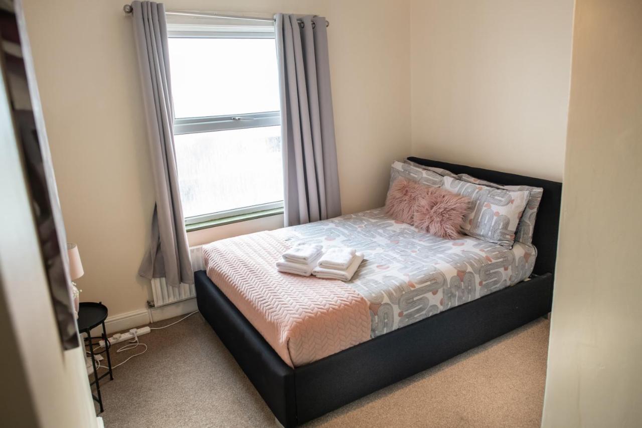 4 Bedroom Flat With High Speed Wi-Fi In North Acton, Ealing, West لندن المظهر الخارجي الصورة