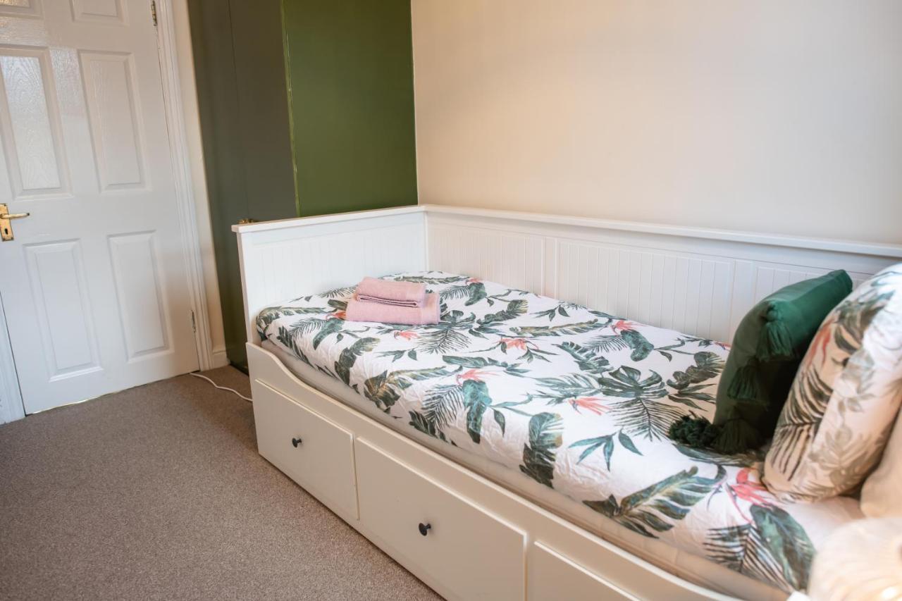 4 Bedroom Flat With High Speed Wi-Fi In North Acton, Ealing, West لندن المظهر الخارجي الصورة