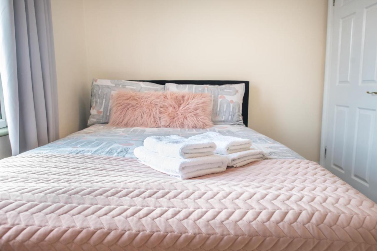 4 Bedroom Flat With High Speed Wi-Fi In North Acton, Ealing, West لندن المظهر الخارجي الصورة
