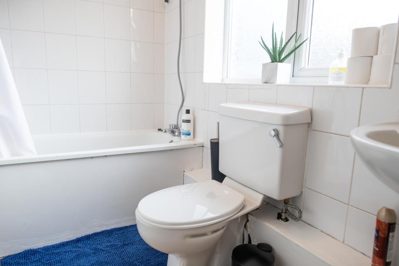 4 Bedroom Flat With High Speed Wi-Fi In North Acton, Ealing, West لندن المظهر الخارجي الصورة