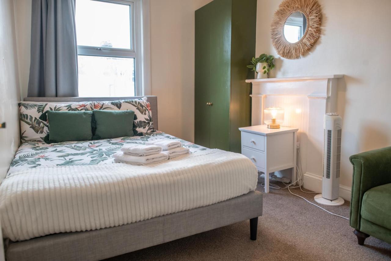 4 Bedroom Flat With High Speed Wi-Fi In North Acton, Ealing, West لندن المظهر الخارجي الصورة