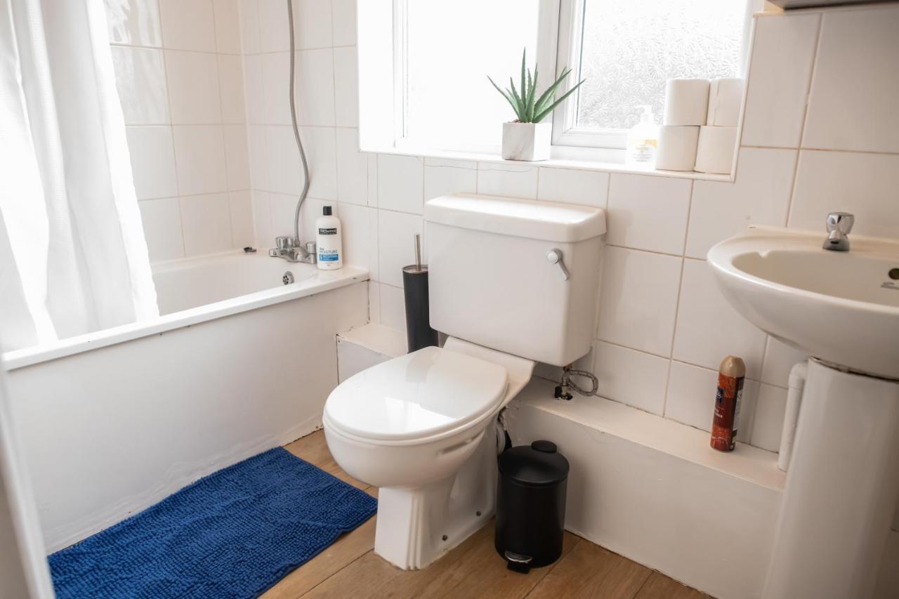 4 Bedroom Flat With High Speed Wi-Fi In North Acton, Ealing, West لندن المظهر الخارجي الصورة