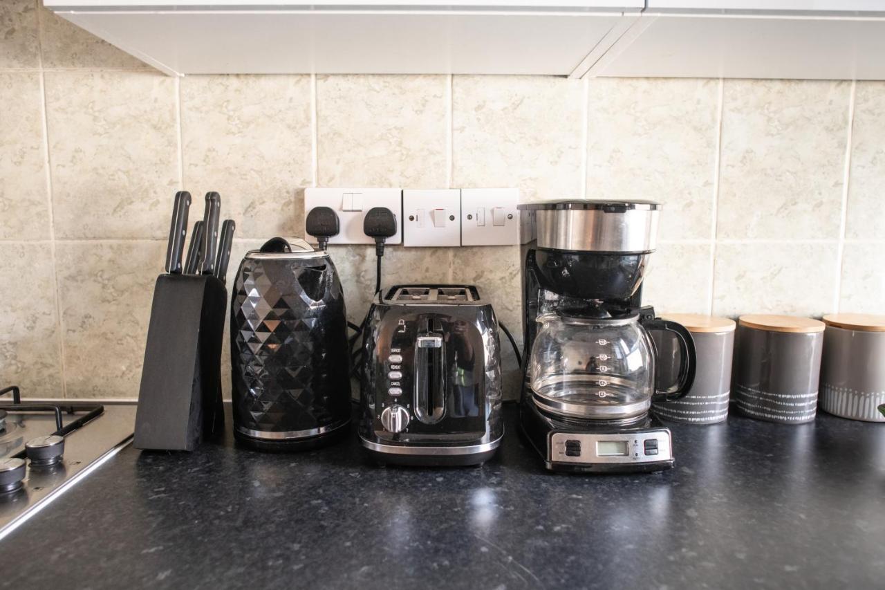 4 Bedroom Flat With High Speed Wi-Fi In North Acton, Ealing, West لندن المظهر الخارجي الصورة
