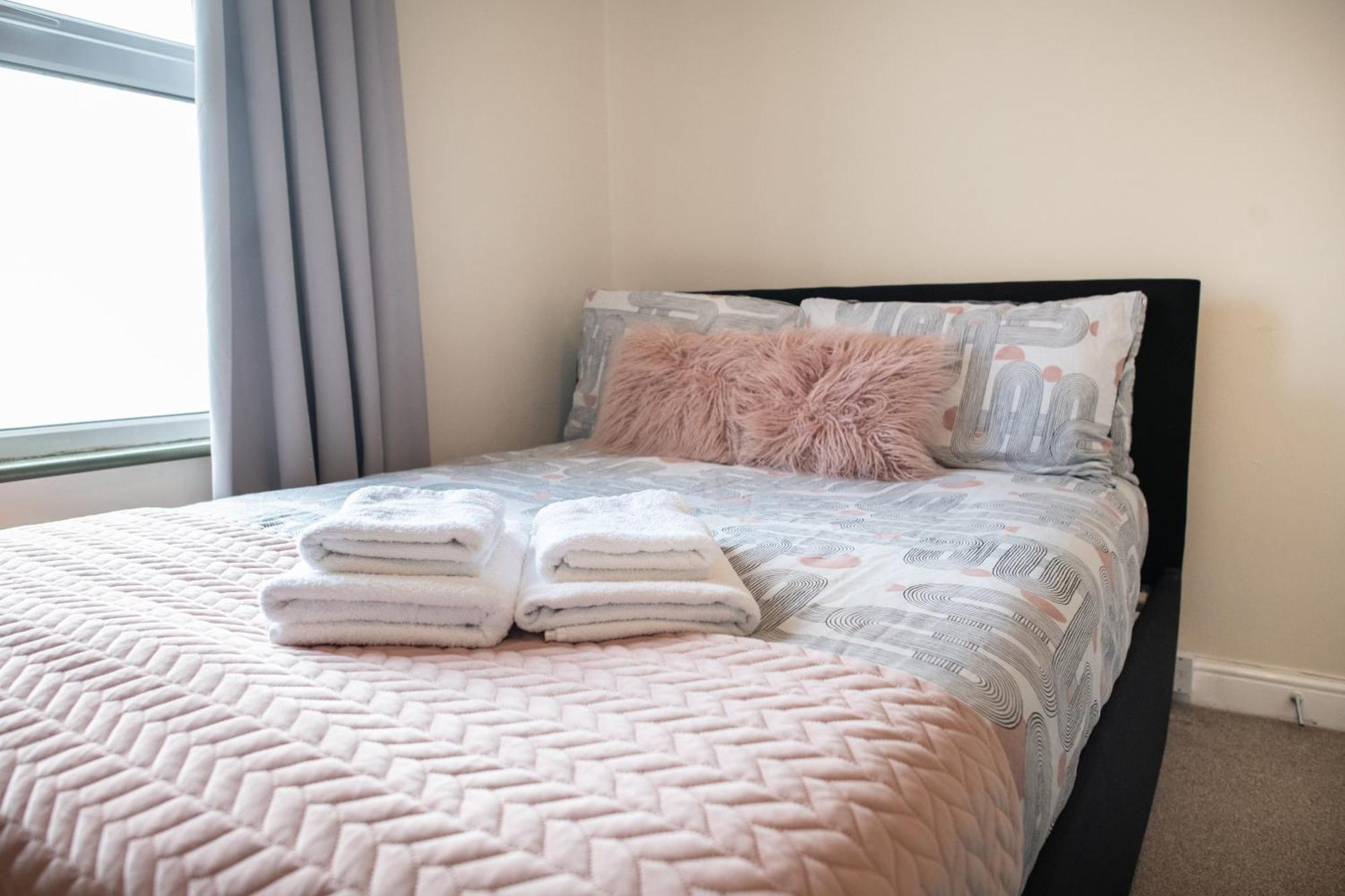 4 Bedroom Flat With High Speed Wi-Fi In North Acton, Ealing, West لندن المظهر الخارجي الصورة