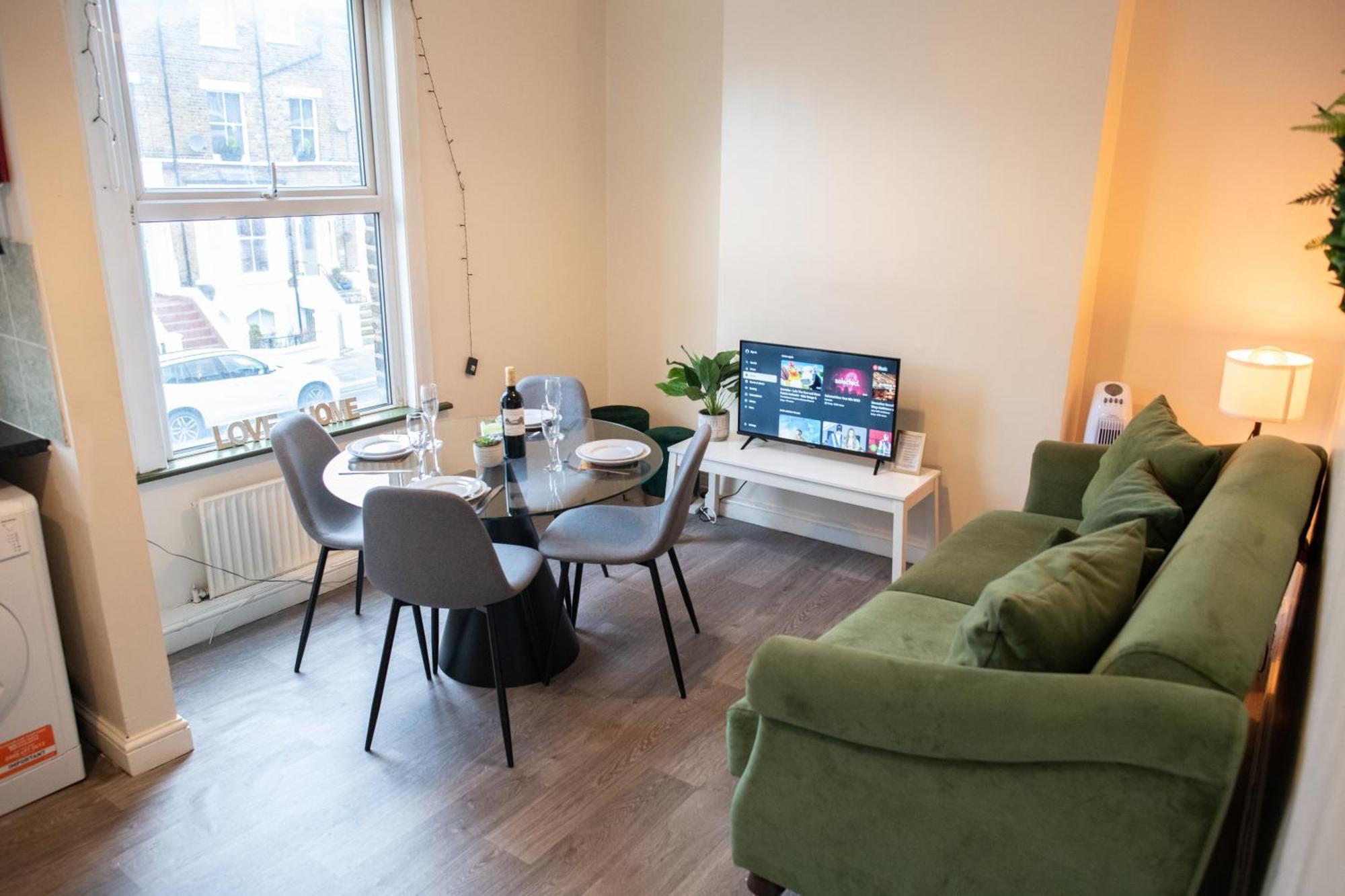 4 Bedroom Flat With High Speed Wi-Fi In North Acton, Ealing, West لندن المظهر الخارجي الصورة