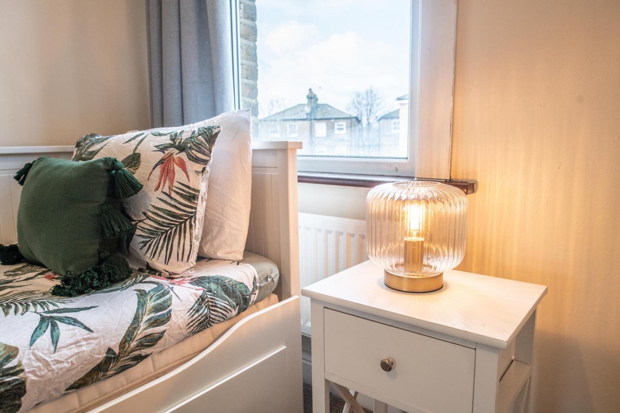 4 Bedroom Flat With High Speed Wi-Fi In North Acton, Ealing, West لندن المظهر الخارجي الصورة