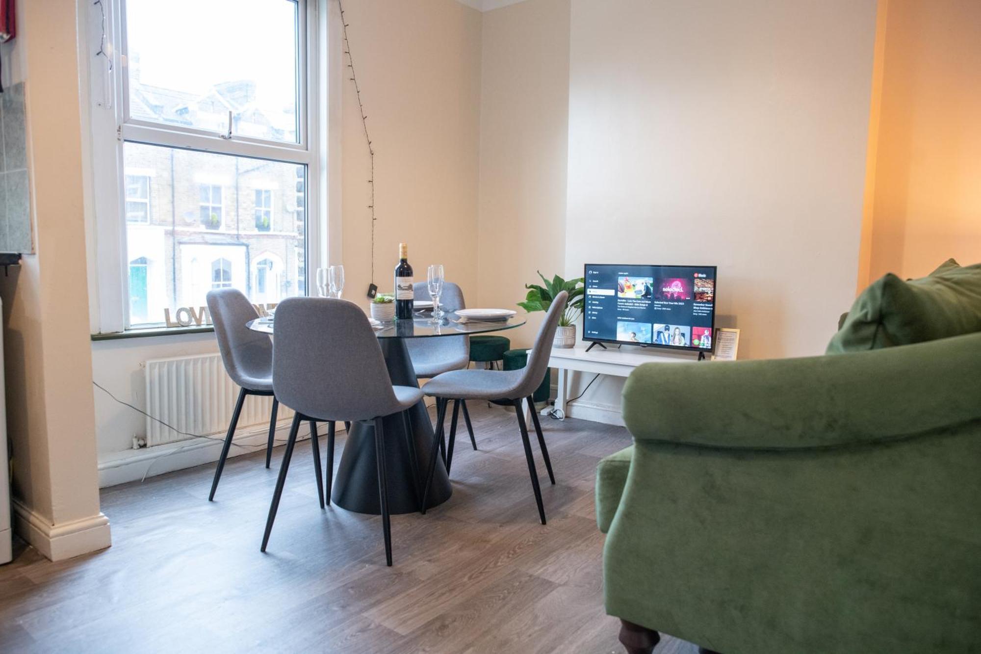 4 Bedroom Flat With High Speed Wi-Fi In North Acton, Ealing, West لندن المظهر الخارجي الصورة