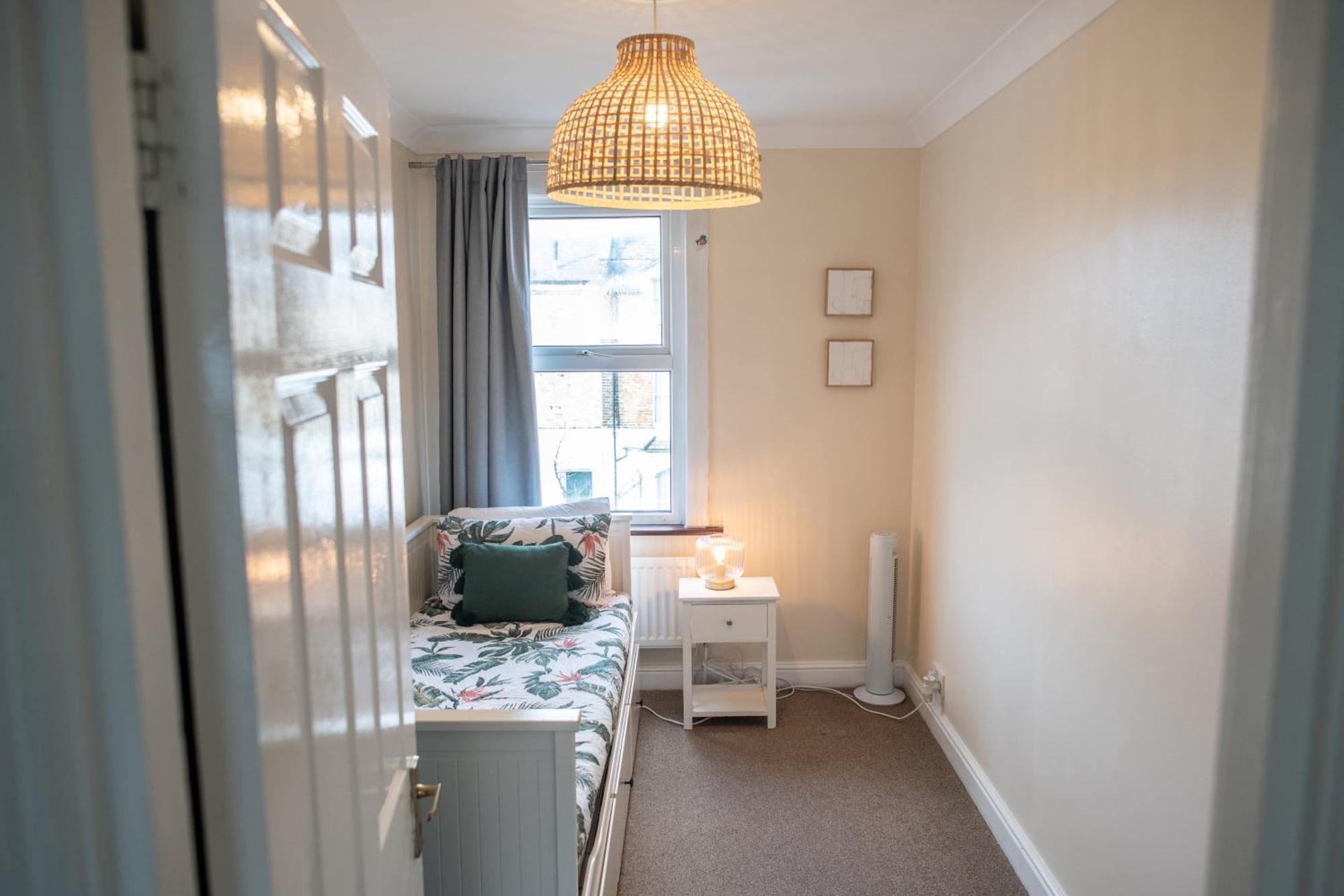 4 Bedroom Flat With High Speed Wi-Fi In North Acton, Ealing, West لندن المظهر الخارجي الصورة